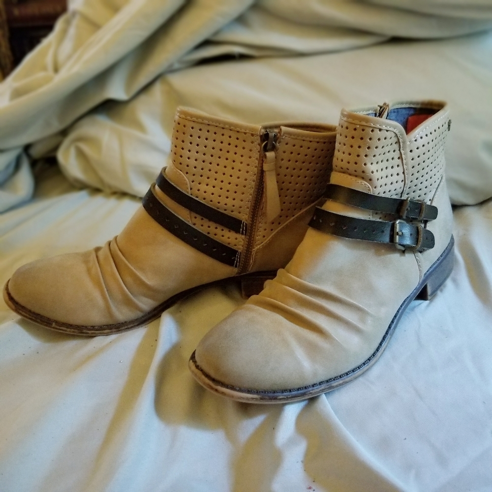 NWOT Roxy Buckle ankle booties